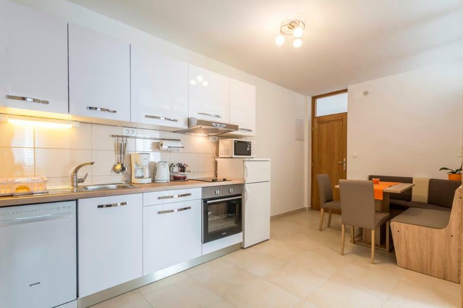 Apartments Bezmalinovic 2 Бол Екстериор снимка